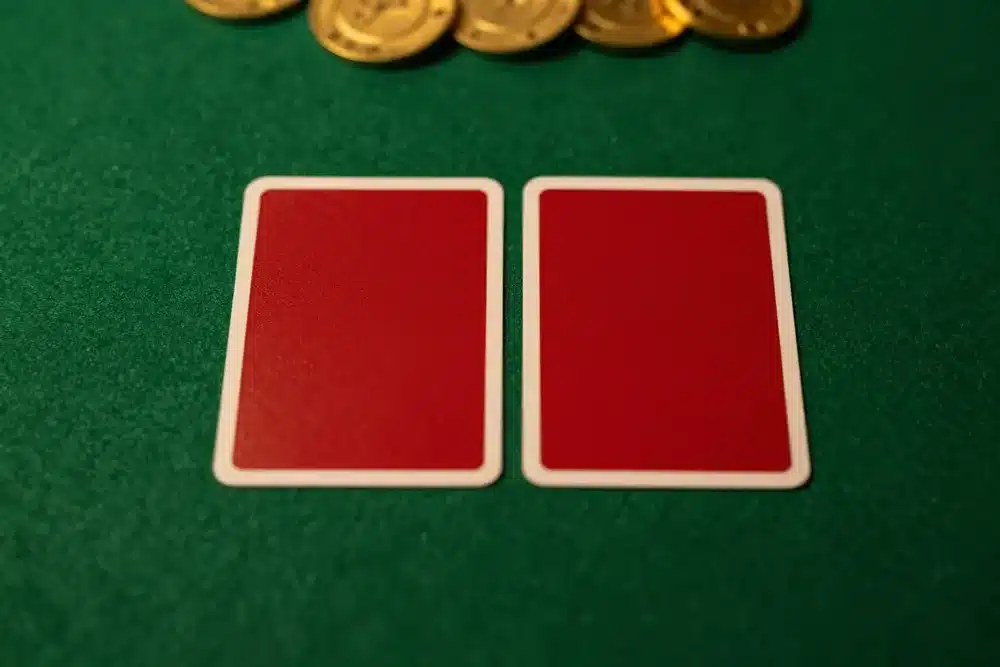 ไพ่บาคาร่าคว่ำสองใบฝั่ง Player และ Banker